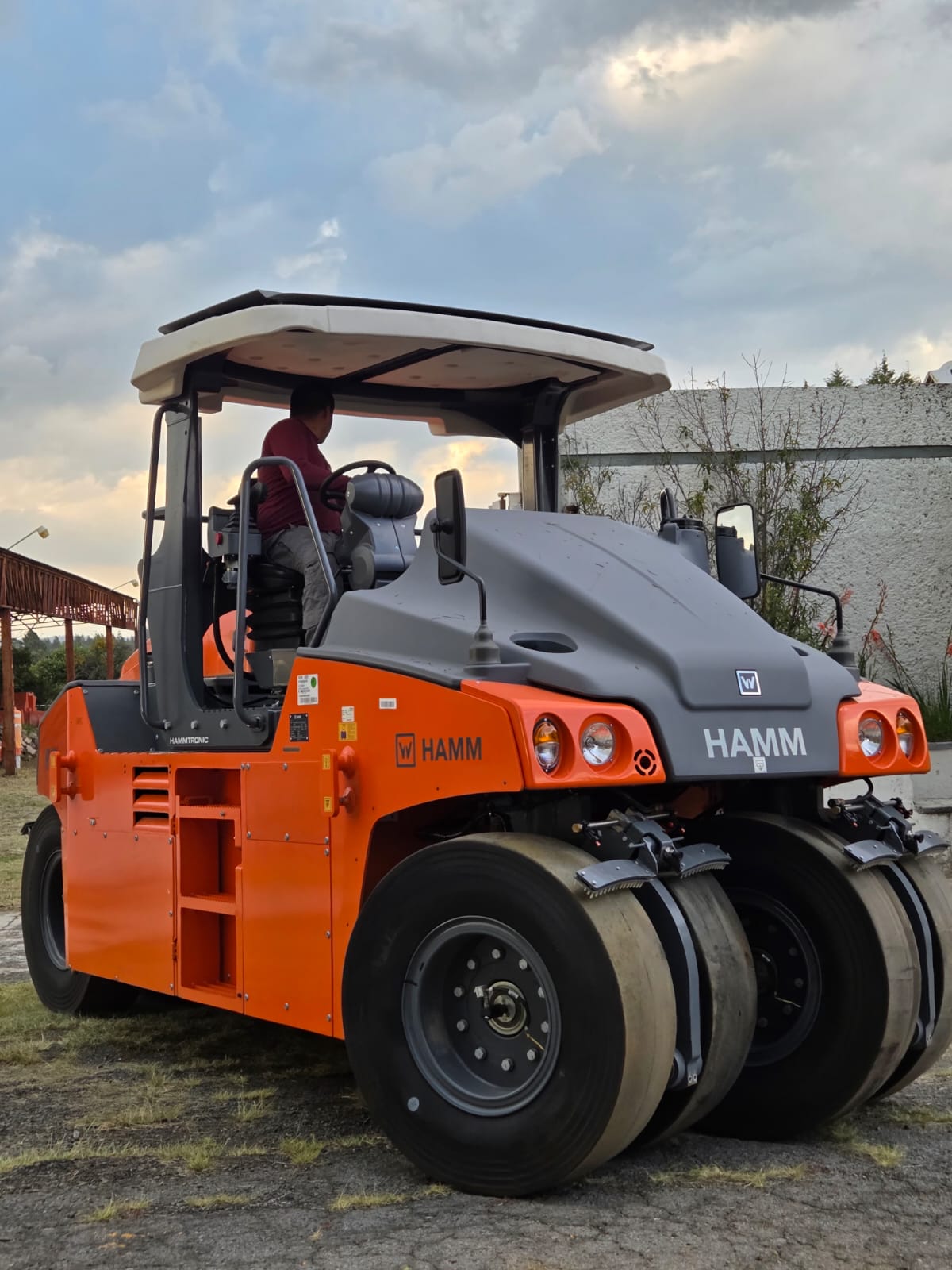 Recibe SICT Tlaxcala maquinaria que forma parte de un tren de pavimentación para la entidad